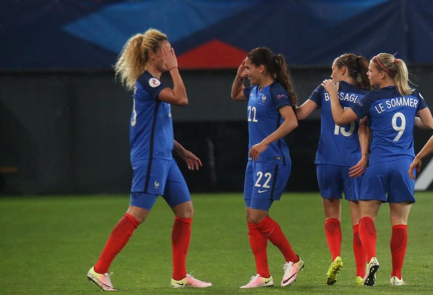 Hamraoui avec Majri, deux actrices du succès tricolore (photo A.Mesa/FFF)