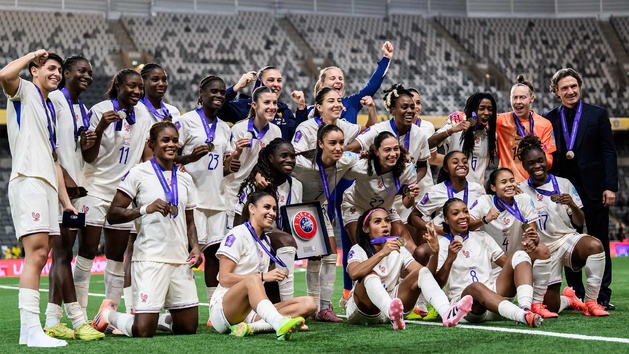 Les Bleues reçoivent le trophée pour leur 3e place (photo SVF)