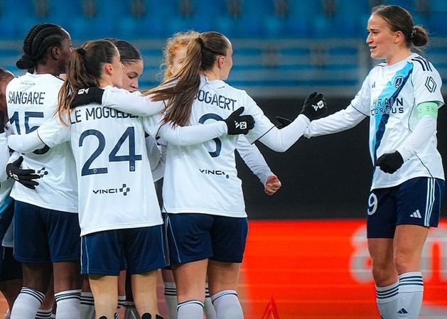 La joie parisienne après le but d'Azzaro La joie parisienne après le but d'Azzaro