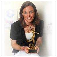 Sonia Bompastor avec le trophée (photo : OL) Sonia Bompastor avec le trophée (photo : OL)