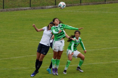 La défense française avec Lakrar, ici au duel, a tenu bon (photo Sébastien Duret) La défense française avec Lakrar, ici au duel, a tenu bon (photo Sébastien Duret)