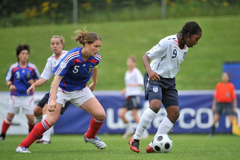 Adeline Rousseau et Danielle Carter (photo : UEFA)