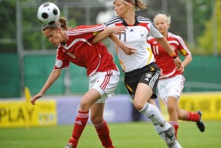 Duel entre Popp et Hohol (photo : UEFA)