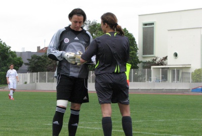 Lors de la séance de tirs au but, Céline Deville avait pris soin de noter sur un papier les côtés de prédilection des tireuses lyonnaises ! Un choix gagnant ! (photo Sébastien Duret) Lors de la séance de tirs au but, Céline Deville avait pris soin de noter sur un papier les côtés de prédilection des tireuses lyonnaises ! Un choix gagnant ! (photo Sébastien Duret)