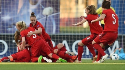 Duel acharné entre Allemandes et Anglaises (photo UEFA.com) Duel acharné entre Allemandes et Anglaises (photo UEFA.com)