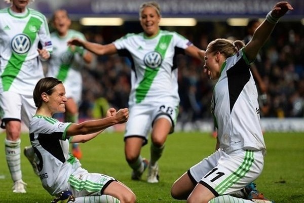 Müller vient d'ouvrir le score sur penalty. Wolfsburg exulte (Photos UEFA)