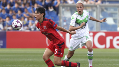 Saki Kumagai aura travaillé dans l'ombre, comme ici, devant Zsanett Jakabfi (photo UEFA.com) Saki Kumagai aura travaillé dans l'ombre, comme ici, devant Zsanett Jakabfi (photo UEFA.com)