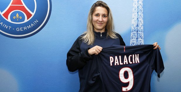 Sarah Palacin avec le maillot parisien (photo PSG.fr)