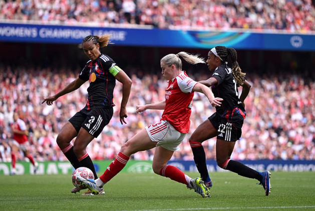 Wendie Renard et Ashley Lawrence face à Alessia Russo (photo UEFA.com) Wendie Renard et Ashley Lawrence face à Alessia Russo (photo UEFA.com)