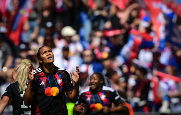 Wendie Renard a eu une 2e chance sur le penalty (photo UEFA.com)