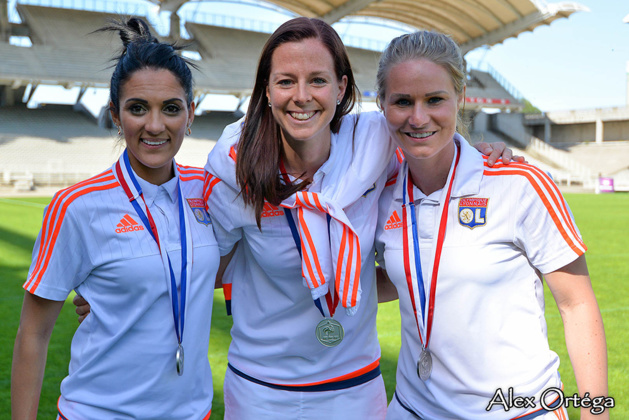 Schelin entourée de Necib et Henry qui quittent également l'OL