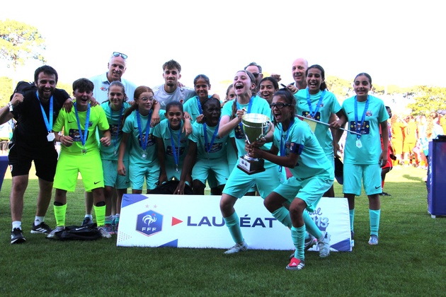 L'OL Lyonnes avec le trophée (photo FFF)