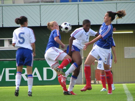 Tenret (au milieu, maillot bleu) signe un quadruplé Tenret (au milieu, maillot bleu) signe un quadruplé