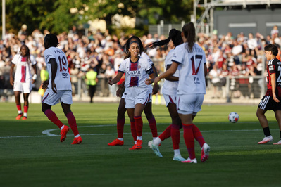 Karchaoui vient féliciter la buteuse (photo PSG.fr)