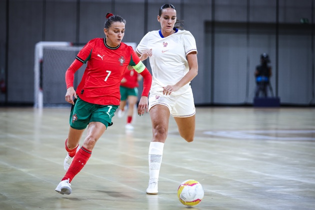 Liza Queguiner face à la capitaine portugaise (photo FPF)