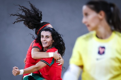 Mélodie Carré, au premier plan, n'a pas pu empêcher les expérimentées attaquantes portugaises de marquer (photo FPF)