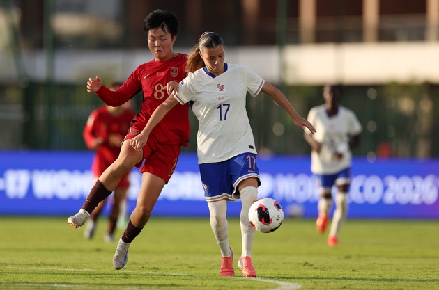 Yang Lan en duel avec Maëlys Ané (photo FIFA via Getty Images) Yang Lan en duel avec Maëlys Ané (photo FIFA via Getty Images)