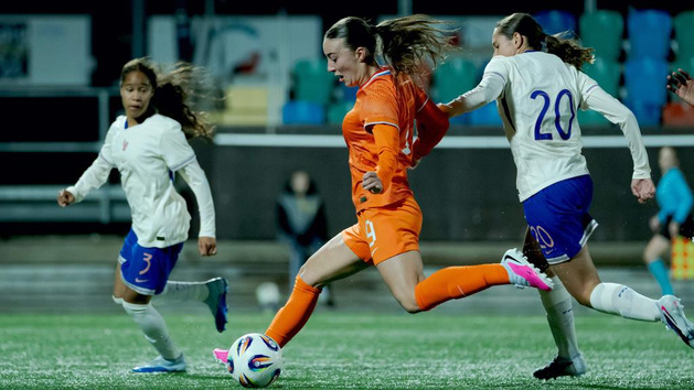 Floorke de Boer échappe à Lou Lemercier (photo KNVB) Floorke de Boer échappe à Lou Lemercier (photo KNVB)