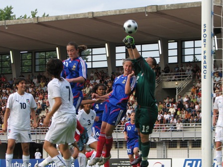La gardienne Penzo, efficace sur les corners La gardienne Penzo, efficace sur les corners