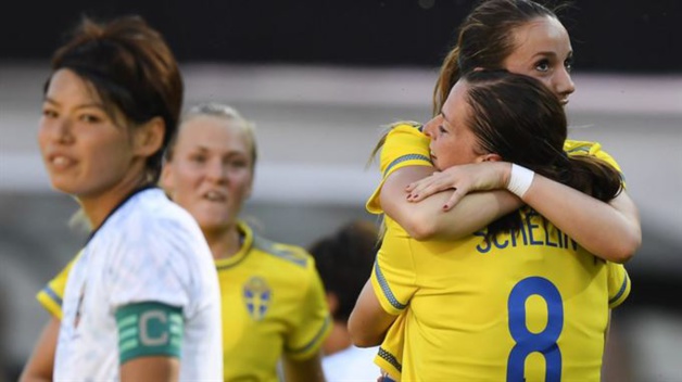 Schelin et Asllani se congratulent alors que le Japon de Kumagai, à gauche, vient de céder Schelin et Asllani se congratulent alors que le Japon de Kumagai, à gauche, vient de céder