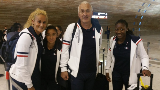 Tenue Lacoste pour les Bleues lors du départ à Roissy CDF(photo FFF) Tenue Lacoste pour les Bleues lors du départ à Roissy CDF(photo FFF)