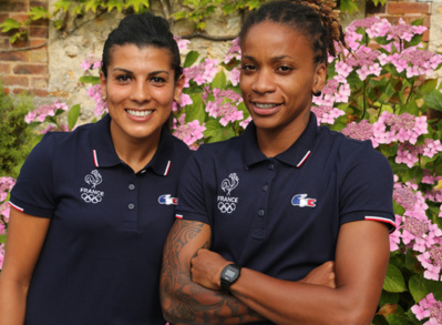 Kenza Dali et Elodie Thomis arborent la tenue Lacoste (photo FFF) Kenza Dali et Elodie Thomis arborent la tenue Lacoste (photo FFF)