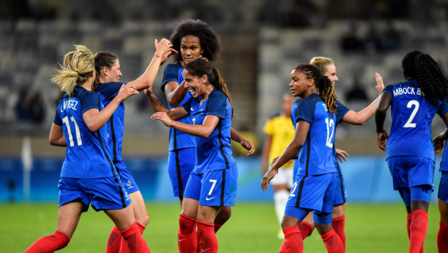 Majri félicitée après son coup franc (4-0, 82') (photo FIFA.com) Majri félicitée après son coup franc (4-0, 82') (photo FIFA.com)