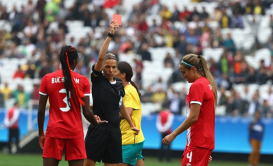 Frappart a délivré le premier carton rouge du tournoi (photo FIFA.com)