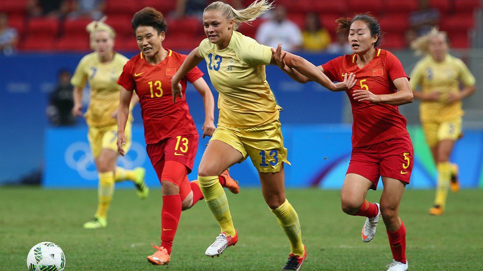 Rolfö tente d'échapper au marquage chinois (photo FIFA.com)