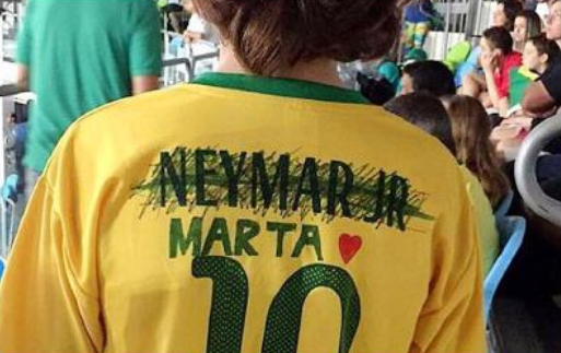 Le maillot du jeune garçon avec Neymar rayé et un coeur pour Marta a fait le tour des réseaux sociaux (photo Twitter)