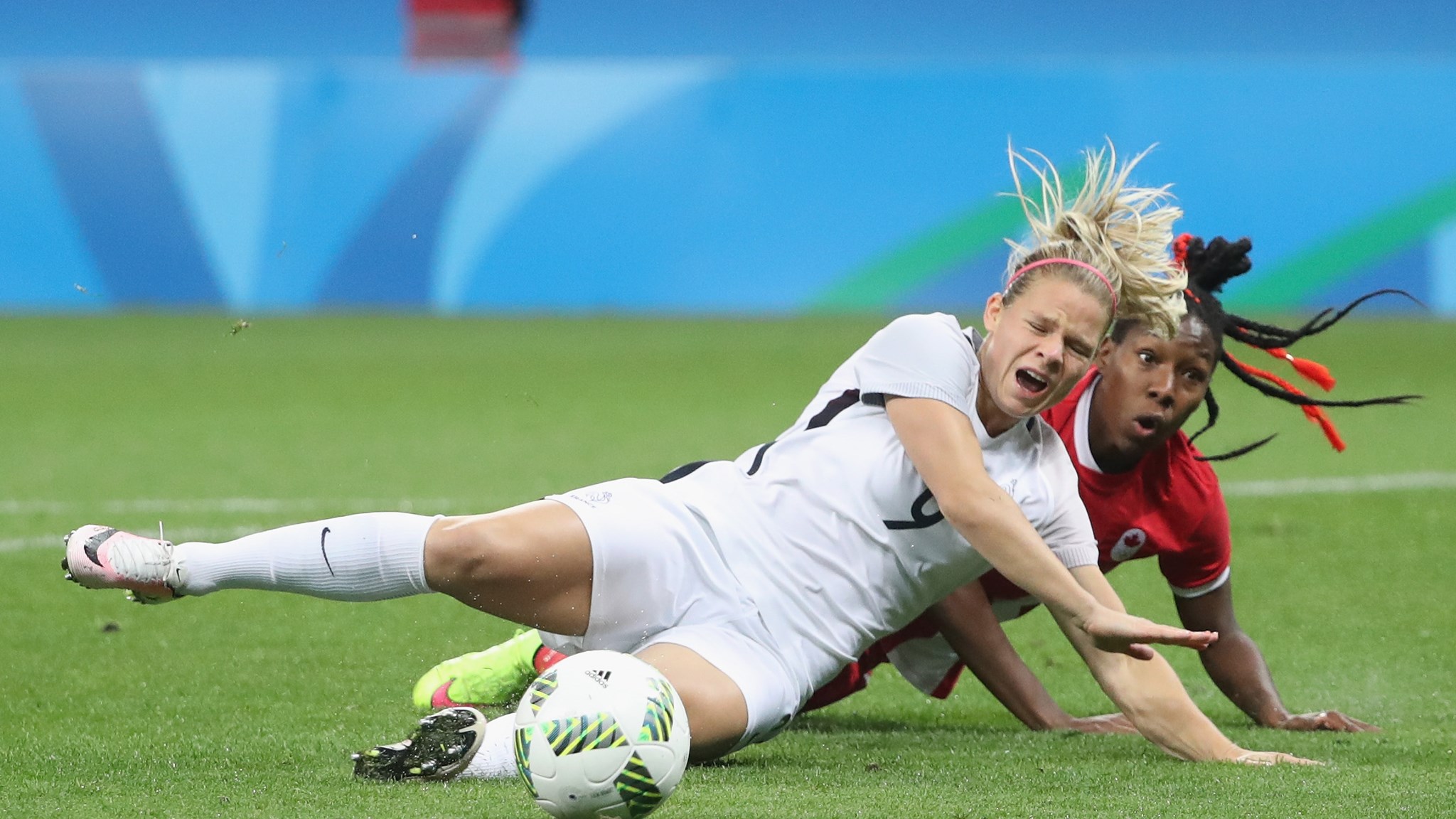 Le Sommer aurait pu obtenir un penalty sur ce tacle de Buchanan (photo FIFA.com) Le Sommer aurait pu obtenir un penalty sur ce tacle de Buchanan (photo FIFA.com)