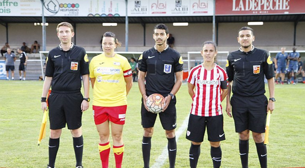 Manon Rouzies avec les arbitres et la capitaine de l'Athletic Bilbao