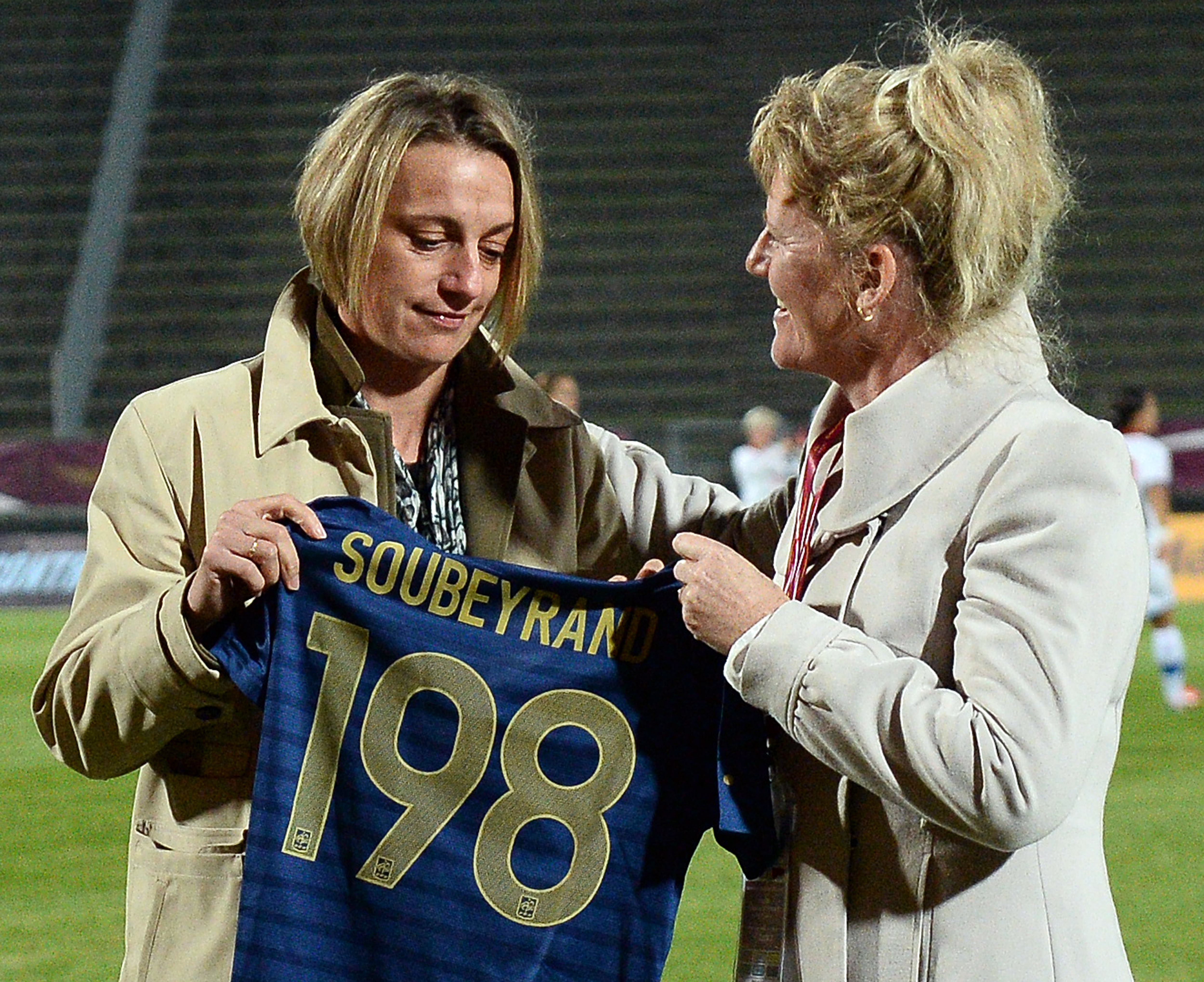Soubeyrand avait été honoré d'un maillot en septembre 2013, ici avec Brigitte Henriques (photo FFF)