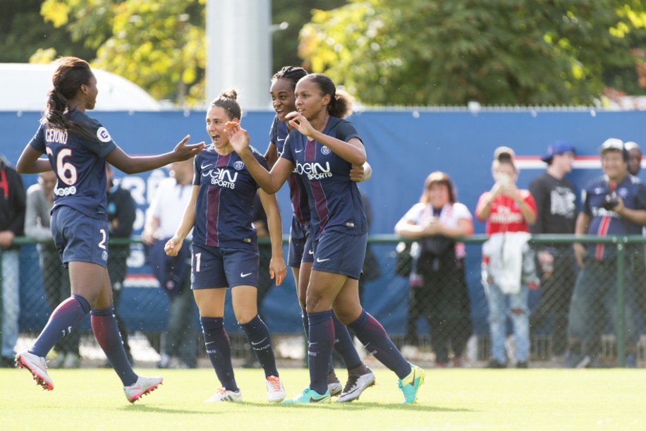 Delie félicitée après son but (photo PSG.fr)