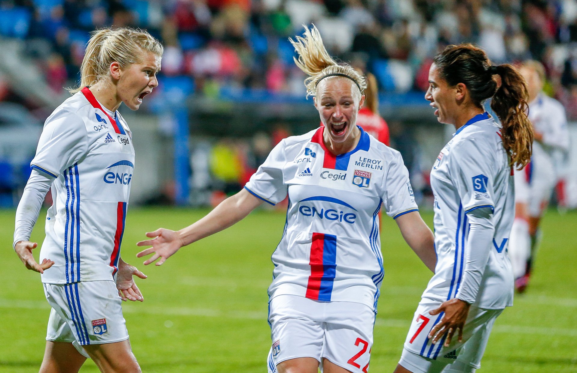 Hegerberg, Bremer et Majri se congratulent après le but de la Norvégienne Hegerberg, Bremer et Majri se congratulent après le but de la Norvégienne