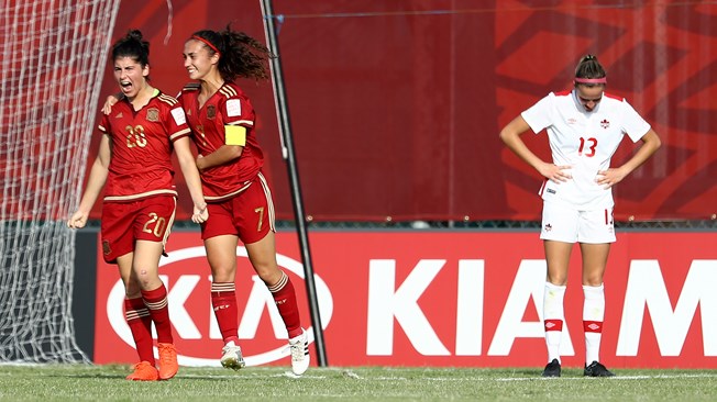 Lucia Garcia exprime sa joie, félicitée par Nahikari Garcia (photo FIFA.com)