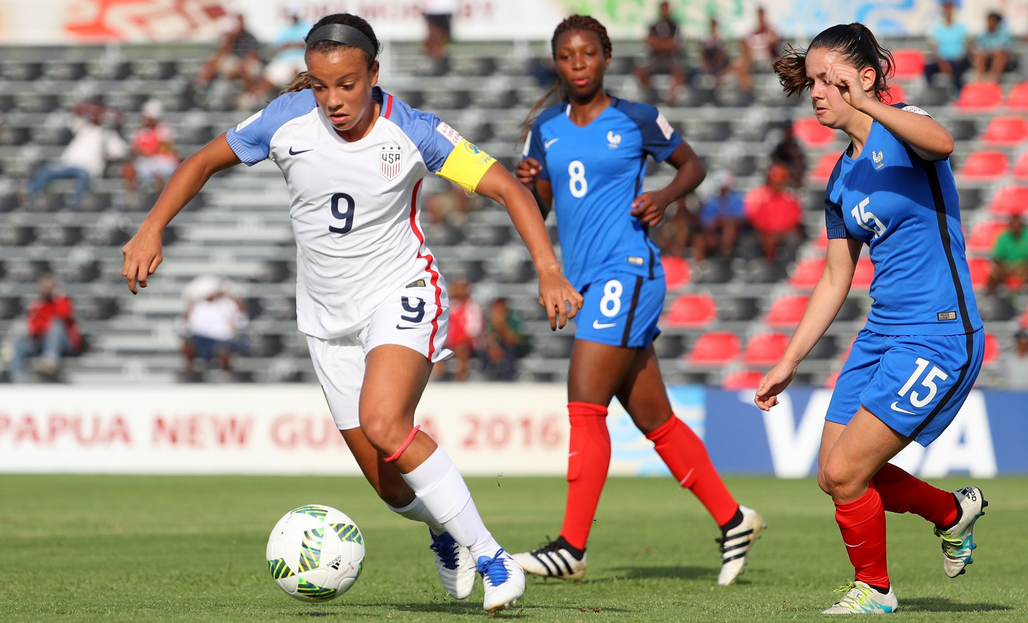 L'Américaine Pugh avec Garbino (photo FIFA.com) L'Américaine Pugh avec Garbino (photo FIFA.com)