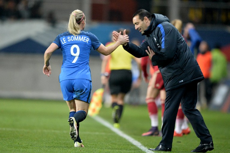 Echouafni félicite la buteuse du jour (photo AFP)
