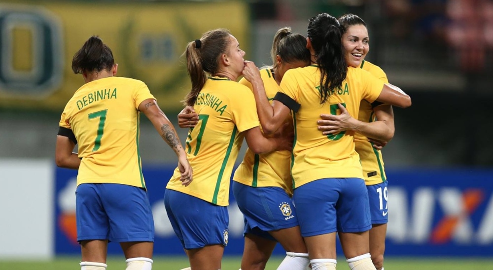 Les Brésiliennes portaient un brassard noir pour cette rencontre, en hommage à l'équipe de Chapecoense