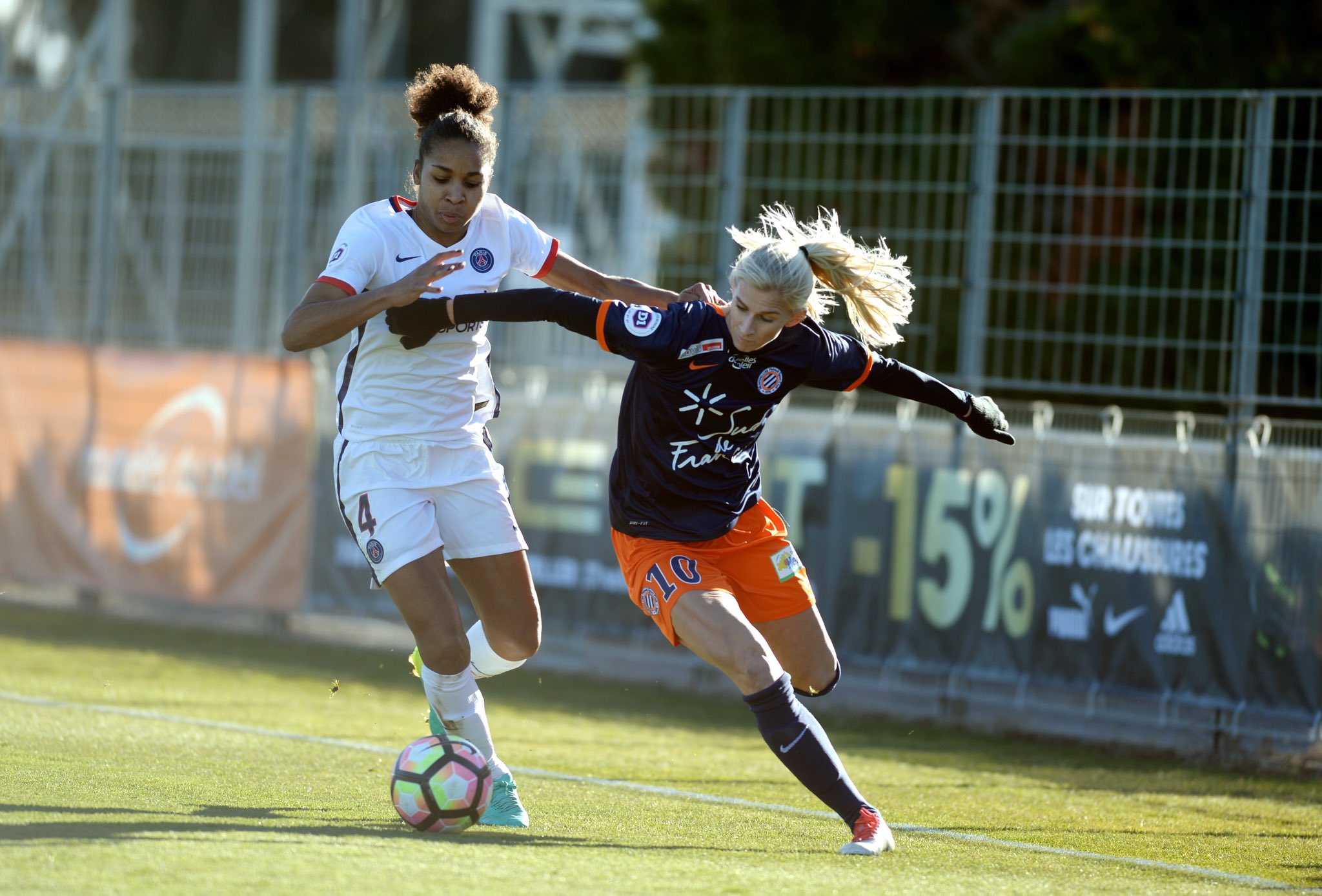 Jakobsson déborde Georges et a été la première à tromper la défense parisienne (photo MHSC)