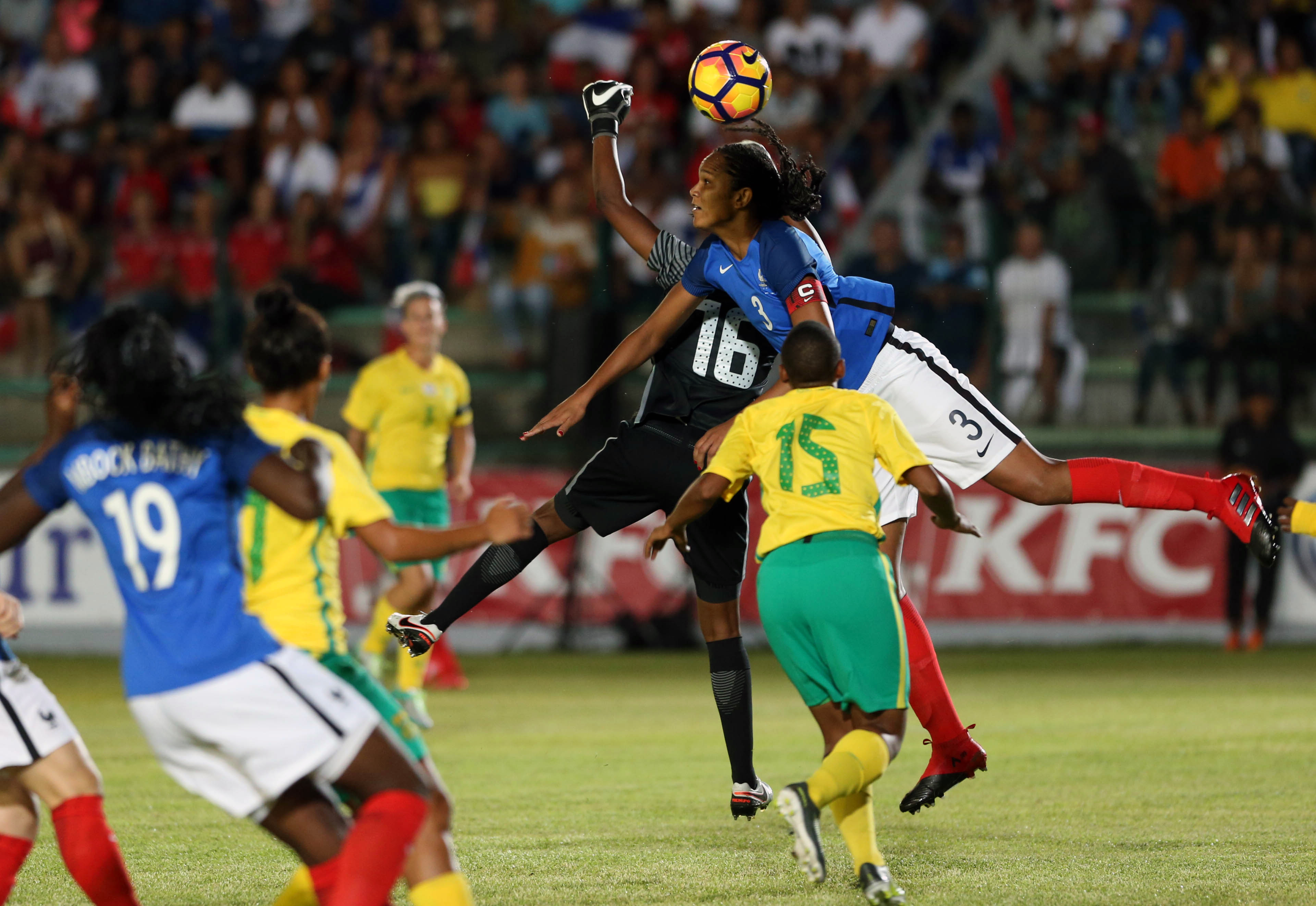 Renard a souvent joué en position haute pour bousculer la défense sud-africaine (photo Sanogo/AFP)