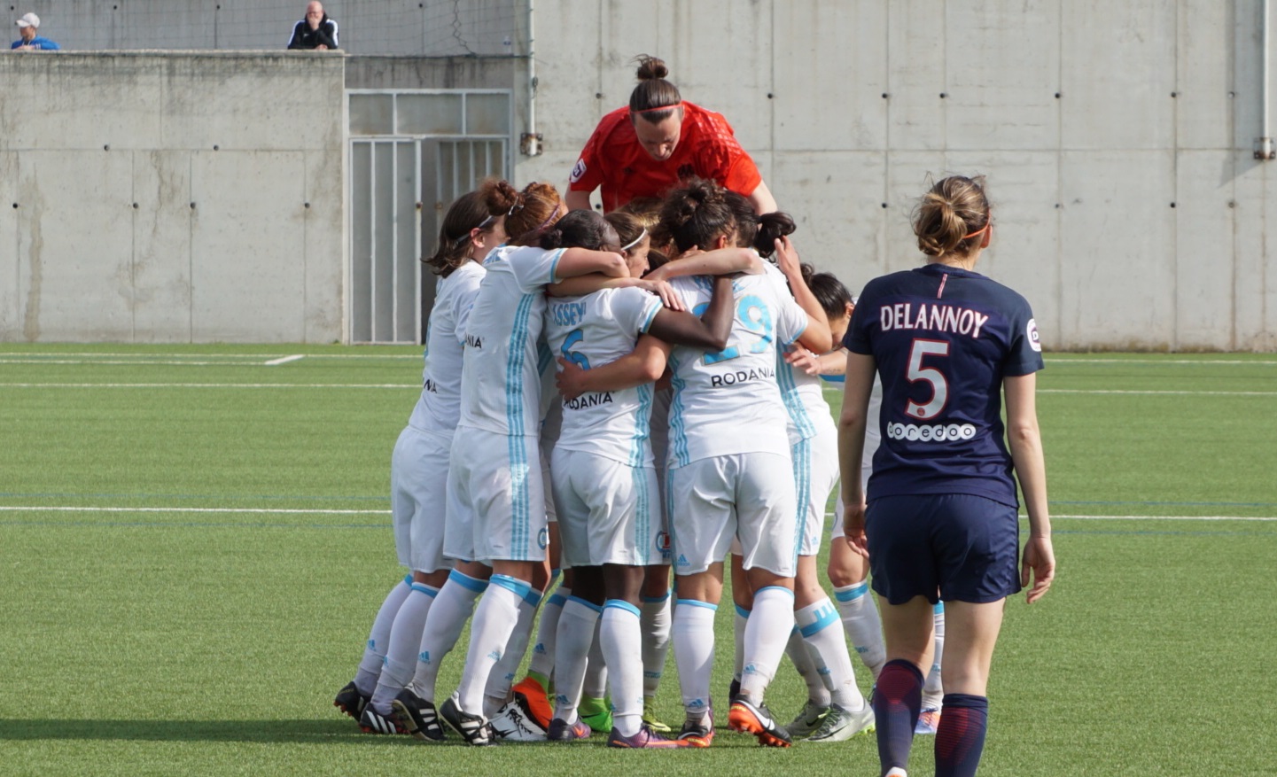 La joie olympienne contraste avec la déception de Delannoy (photo footofeminin.fr)