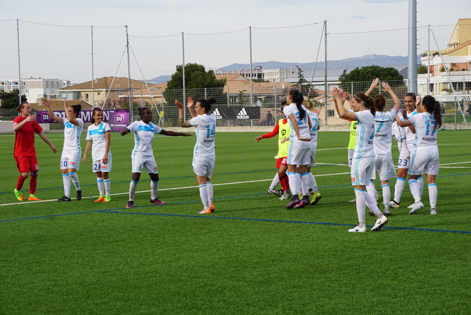 Les Olympiennes fêtent leur victoire historique avec le public (photo footofeminin.fr)