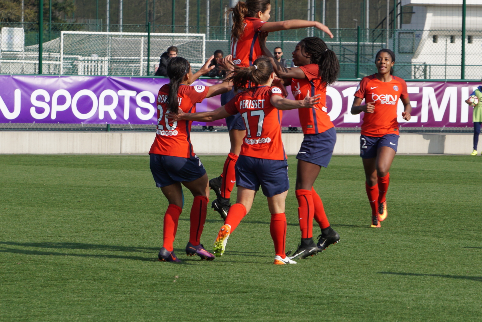 Lahmari,félicitée par ses partenaires (photo footofeminin.fr)
