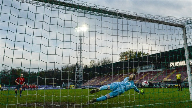 La gardienne allemande a été décisive lors des tirs au but (photo UEFA.com)