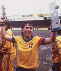 La capitaine suédoise avec le premier trophée (photo SVF)
