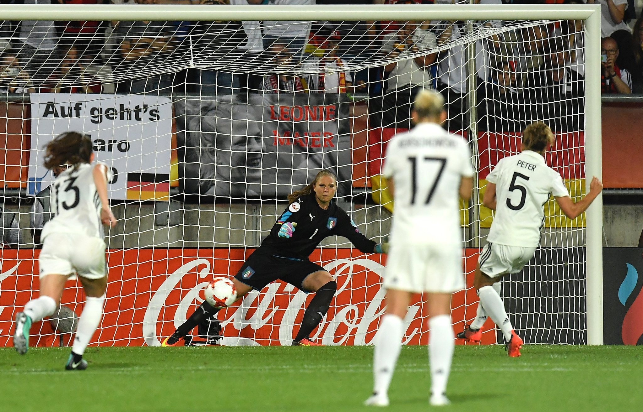 Le penalty de Peter qui permet à l'Allemagne de s'imposer (photos UEFA.com)