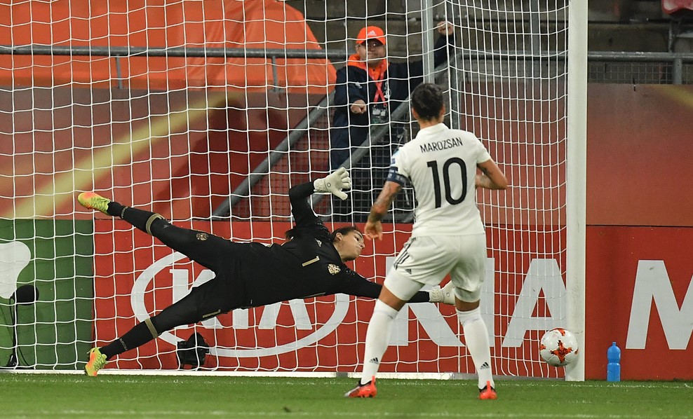 Marozsan a inscrit le second penalty face à la Russie (photos UEFA.com)
