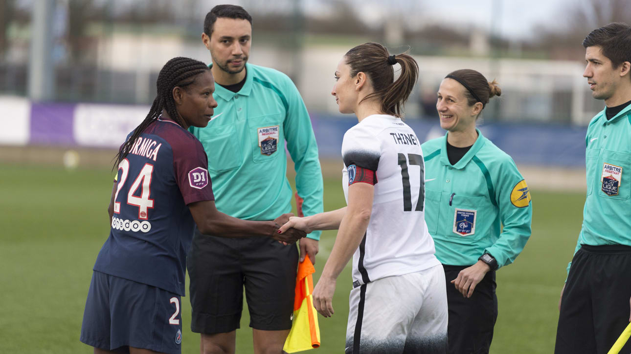 Thiney à droite avec la capitaine du PSG Formiga (photo TeamPics/PSG)