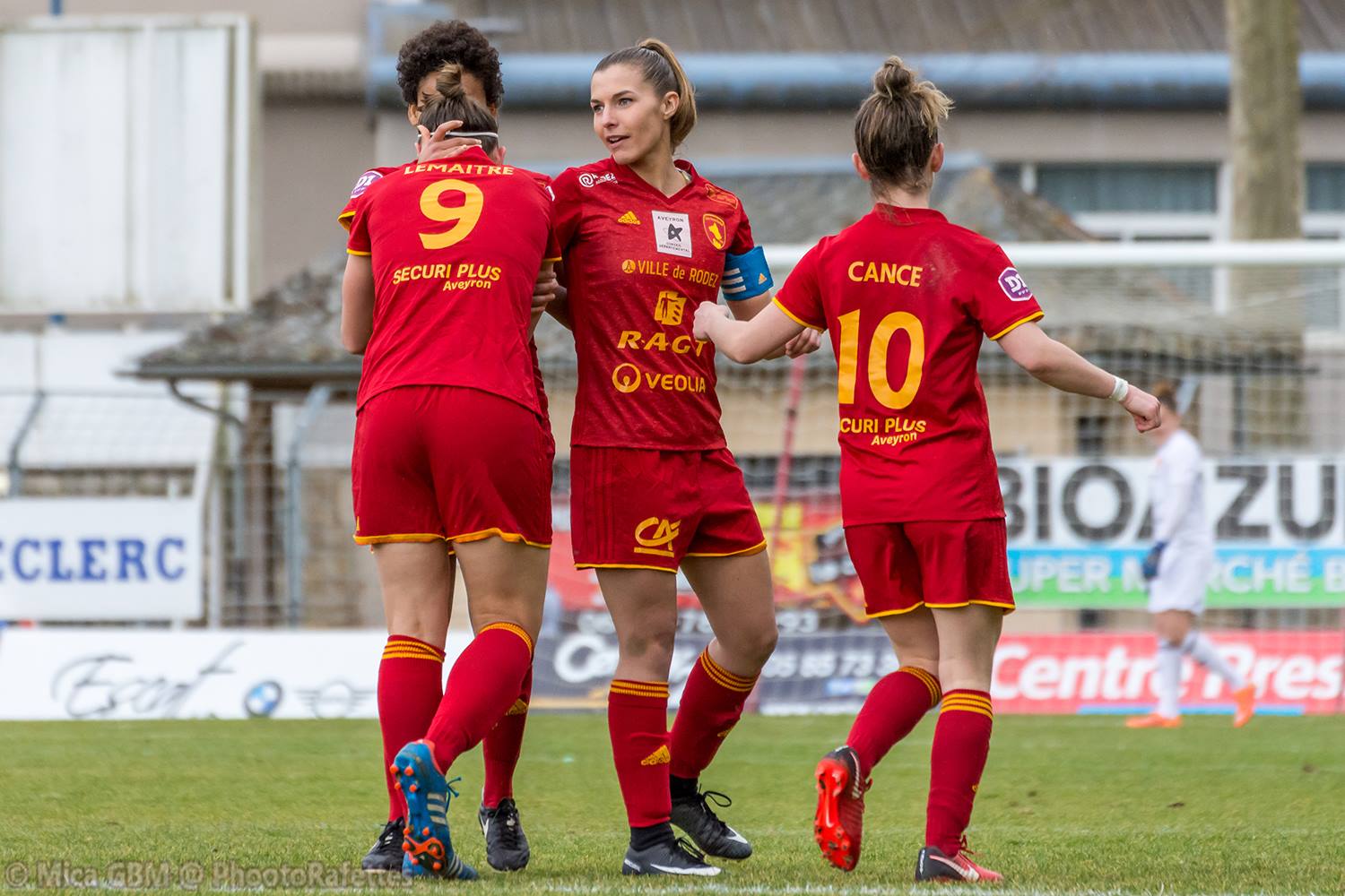 Manon Guitard au centre (photo : Mica GB M PhootoRafettes) Manon Guitard au centre (photo : Mica GB M PhootoRafettes)